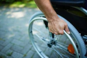 Bild von einem Mann im Rollstuhl, Behinderung Arbeitsrecht, Anwalt Hilden Bild von einem Mann im Rollstuhl, Behinderung Arbeitsrecht, Anwalt Hilden